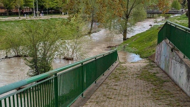 Los Bomberos de Burgos balizan los accesos al río Vena tras  multiplicar por siete su caudal desde ayer