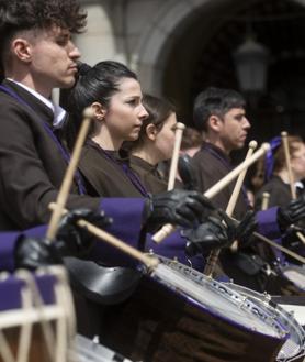 Imagen secundaria 2 - La tamborrada hace vibrar la Plaza Mayor para celebrar la Pascua madrileña