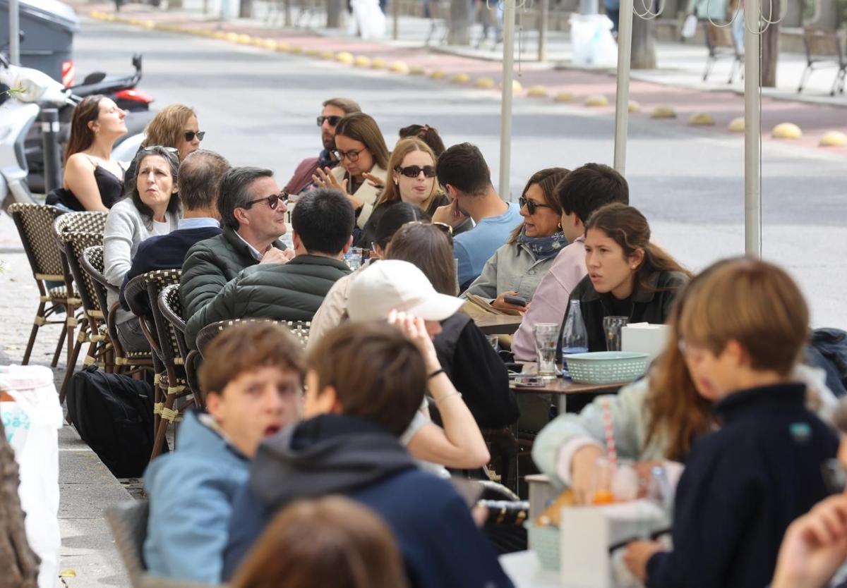 Terraza de un bar de Córdoba llena esta Semana Santa
