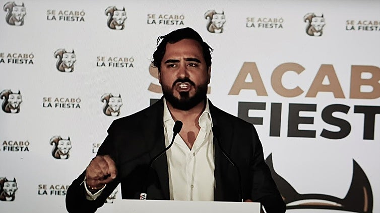 Alvise sugiere que sus dos eurodiputados han sido comprados por un 'lobby' armamentístico