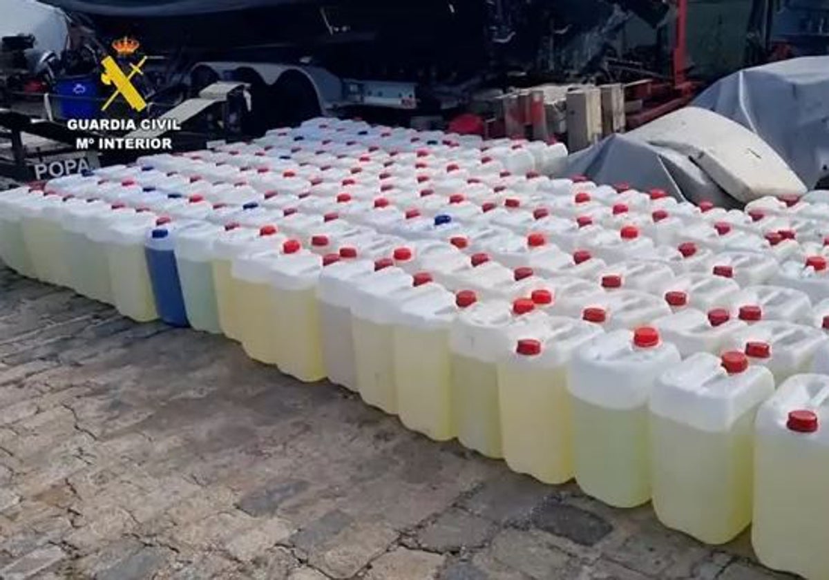 Garrafas de combustible intervenidas en Isla Cristina y Lepe (Huelva)