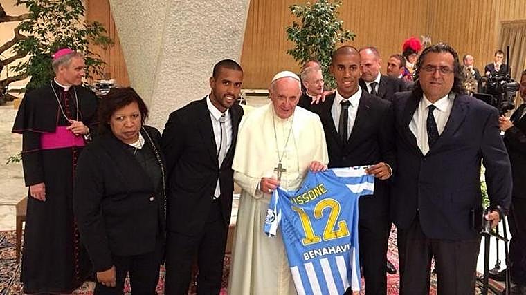 El Papa Francisco posa con una camiseta del Málaga CF