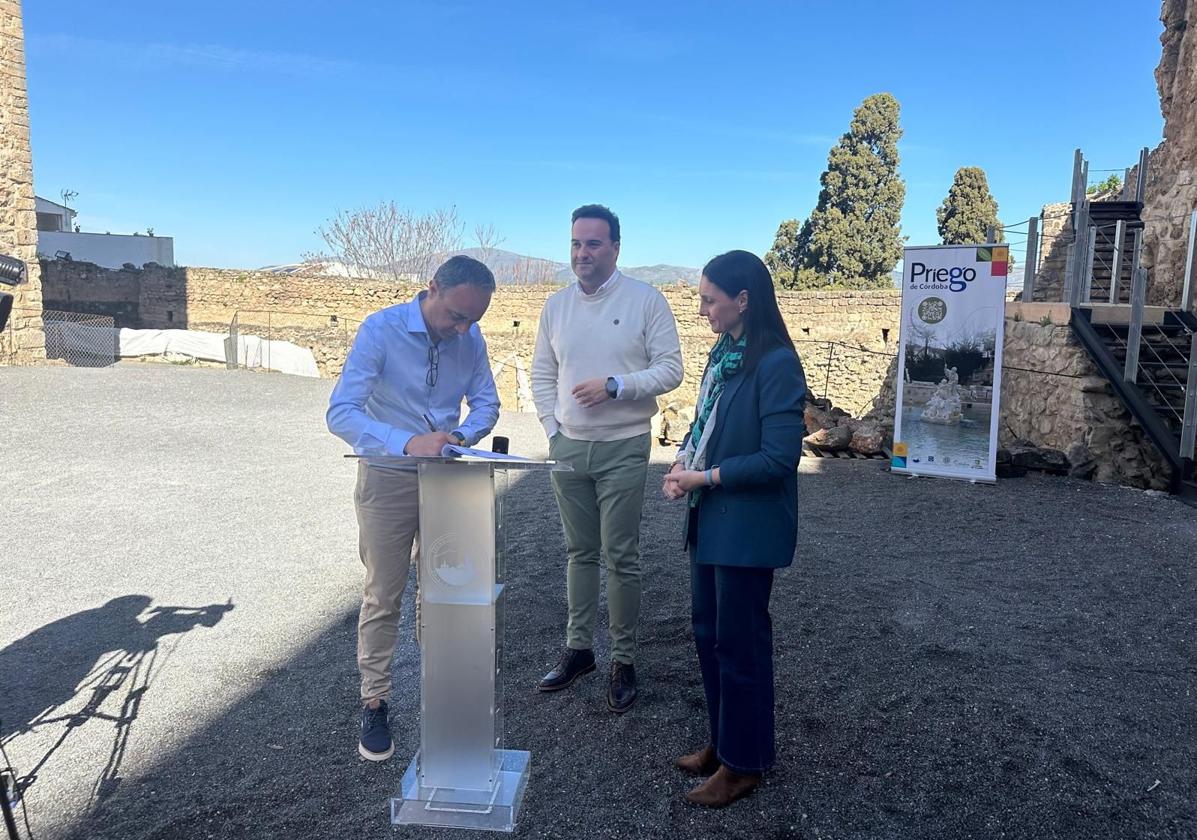 El alcalde, en el Castillo durante la firma del contrato de rehabilitación