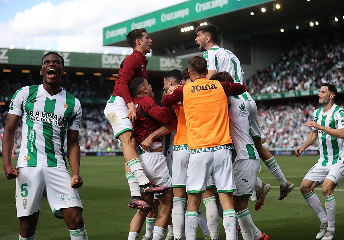 Los jugadores del Córdoba celebran el gol ante el Oviedo que fue anulado por el VAR