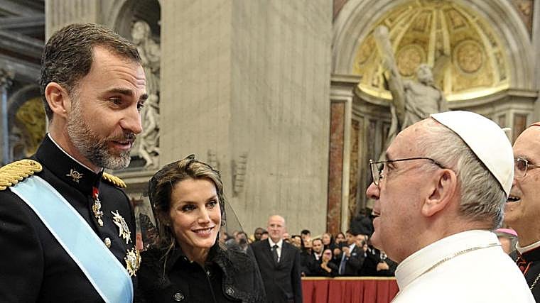 Imagen del papa Francisco saludando al príncipe Felipe y su esposa, la princesa Letizia, durante la misa solemne de inicio de su Pontificado en Ciudad del Vaticano, el 19 de marzo del 2013.