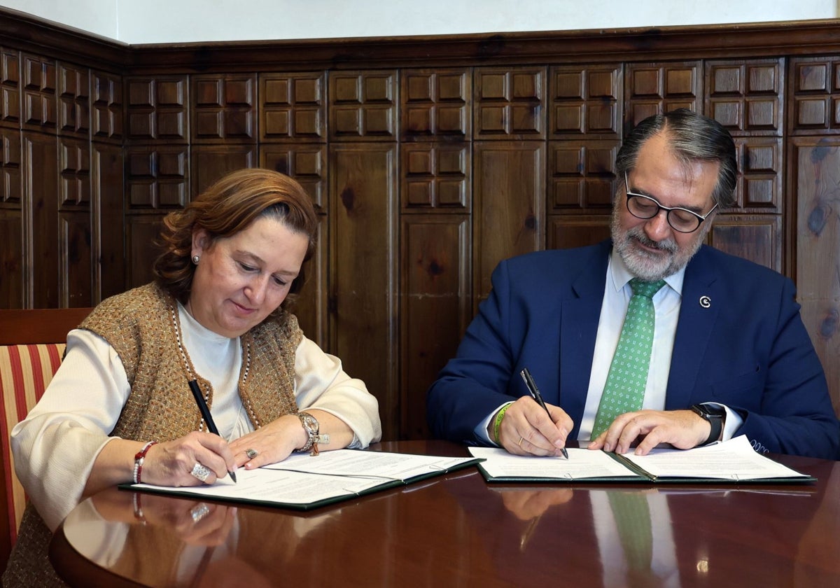 Concepción Cedillo y Fernando Jou firman el convenio de colaboración