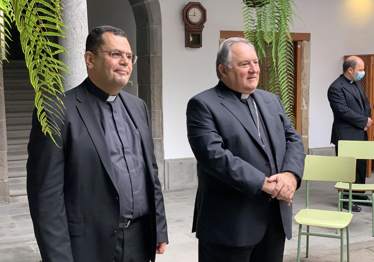 Cristóbal Déniz (izquieda) junto al obispo de Canarias, José Mazuelos