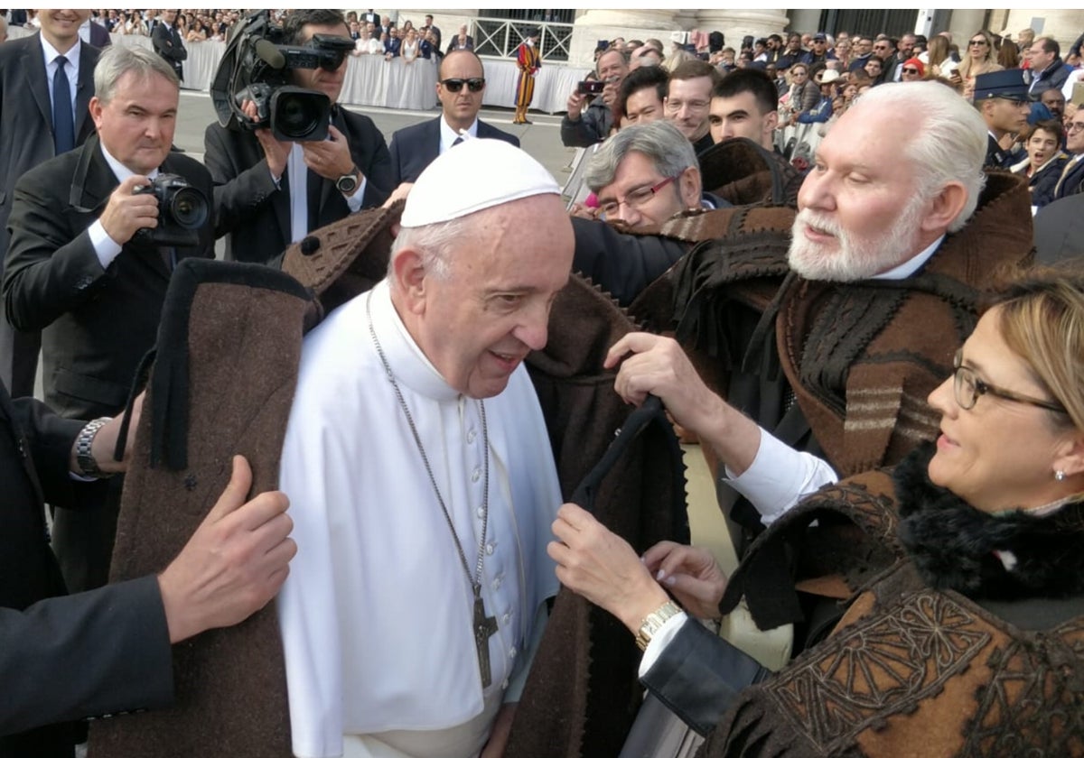 El Papa Francisco se prueba una capa alistana, en una imagen de 2018