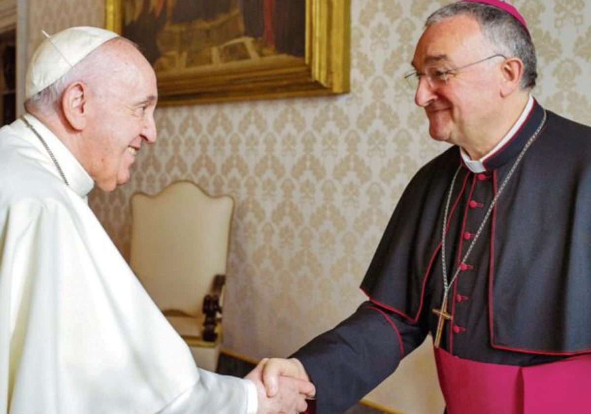 El Papa Francisco estrecha la mano del obispo de Almería, Antonio Gómez Cantero