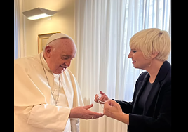 El tango que 'regaló' Pasión Vega al Papa Francisco: «como buen porteño que soy, ¡me encanta!»