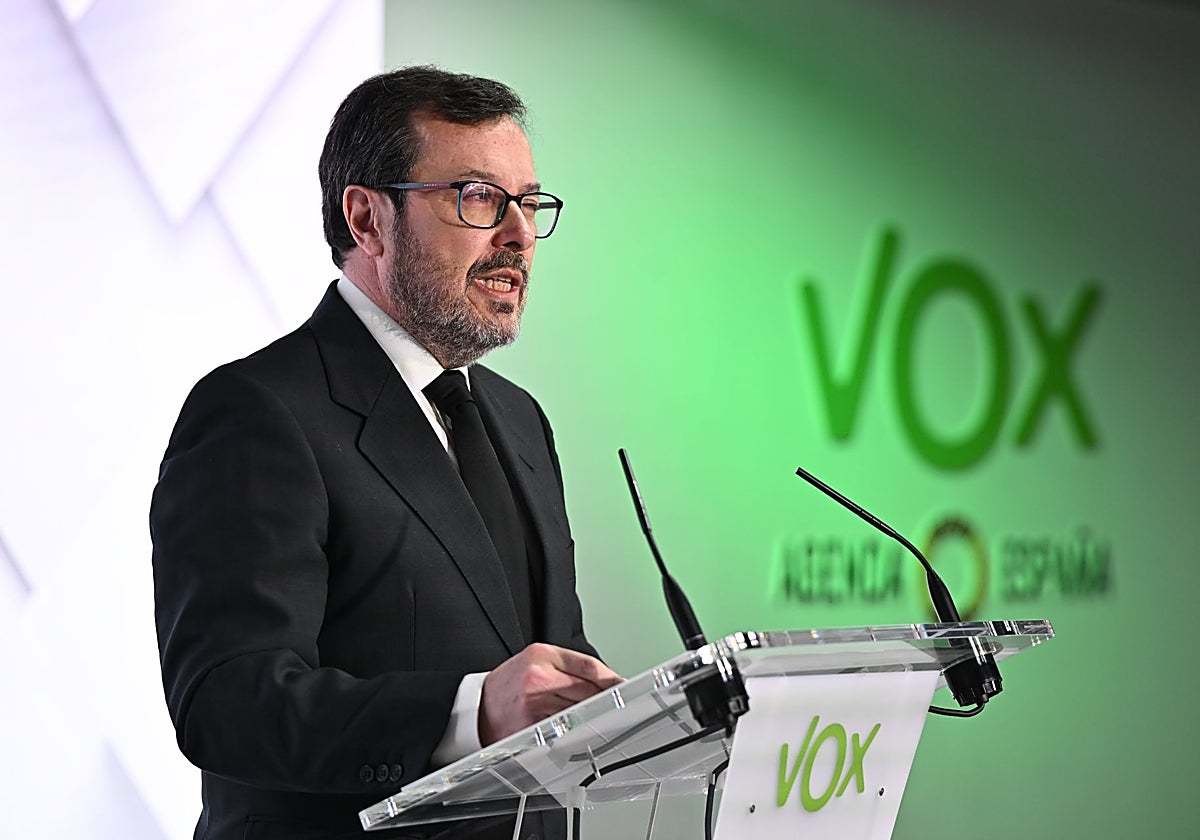 El portavoz nacional de Vox, José Antonio Fúster, en rueda de prensa