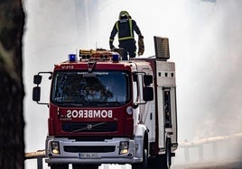 Un aparatoso incendio devora una nave en un polígono industrial en Tenerife