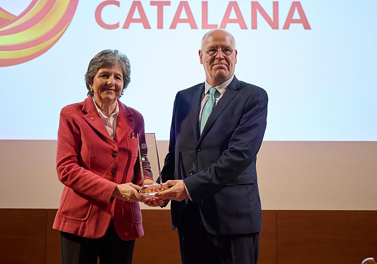 Elda Mata, presidenta de SCC, y Jordi Canal, durante la entrega del premio