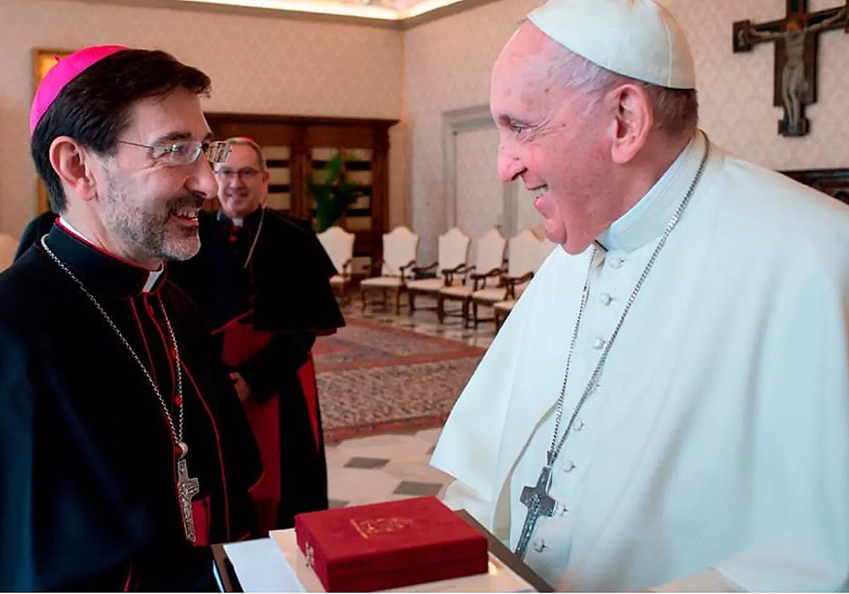 El cardenal jiennense José Cobo y el Papa Francisco en el Vaticano