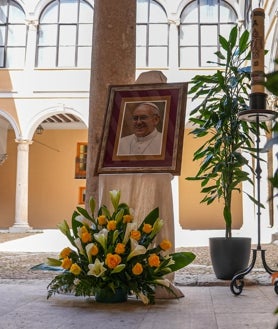 Imagen secundaria 2 - Arriba, Rosario en la Basílica de Nuestra Señora de Sonsoles (Ávila); sobre estas líneas, Mañueco firma en el libro de condolencias en presencia de Argüello y el patio del Palacio Arzobispal de Valladolid