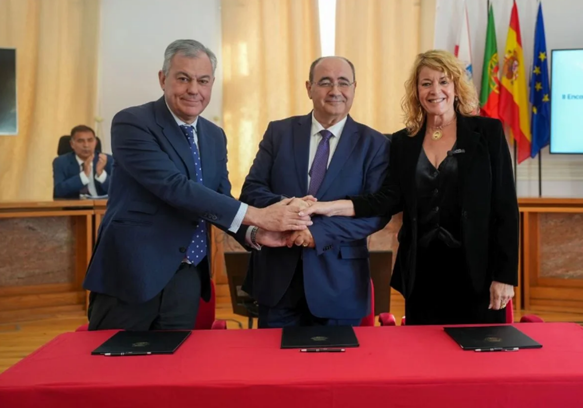 Los alcaldes de Sevilla, Faro y Huelva en una reciente reunión de las tres ciudades