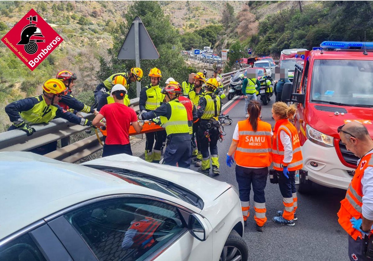 Personal de Bomberos y del SAMU en el lugar del accidente mortal del ciclista en la carretera junto a Calpe (Alicante)