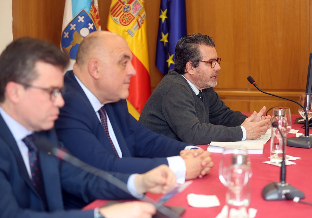 Momento de la intervención del abogado penalista Ignacio Santaló (d), durante el congreso