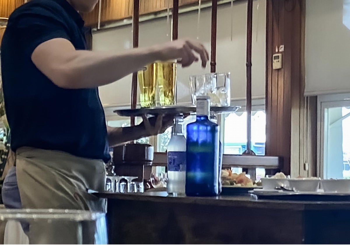 Imagen de archivo de un camarero sirviendo consumiciones en un bar