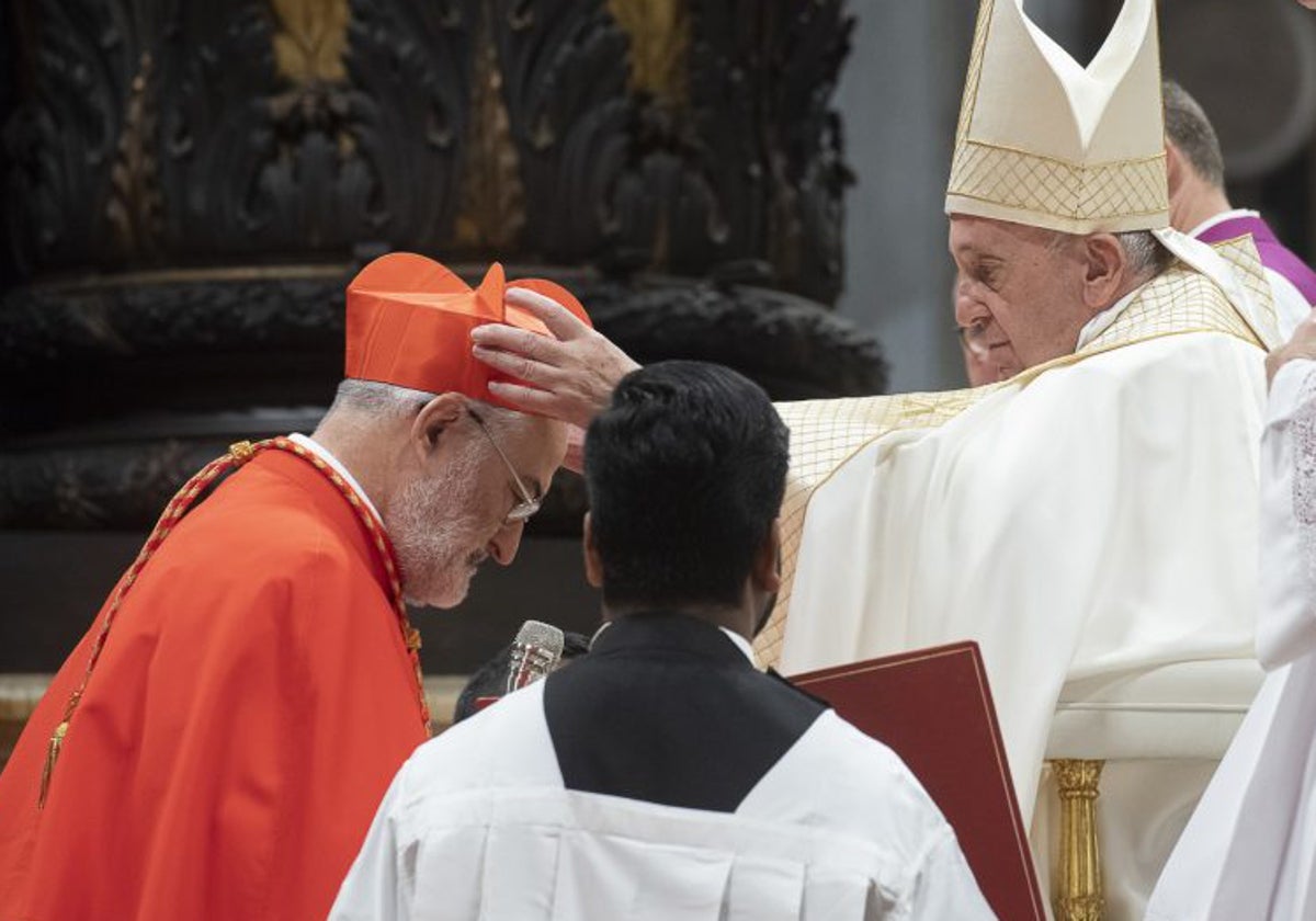 Cristóbal López durante su ordenación como cardenal por el Papa Francisco
