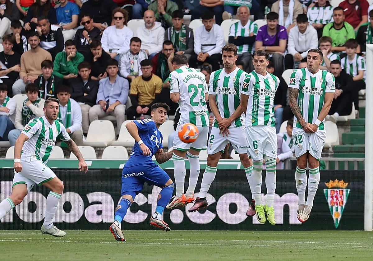 Los jugadores blanquiverdes defienden en la barrera una falta del Oviedo
