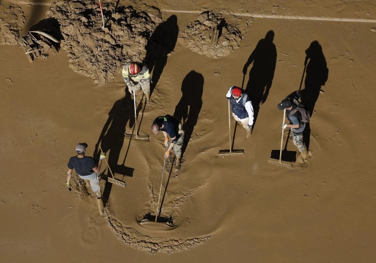 Imagen de archivo de voluntarios limpiando tras la dana