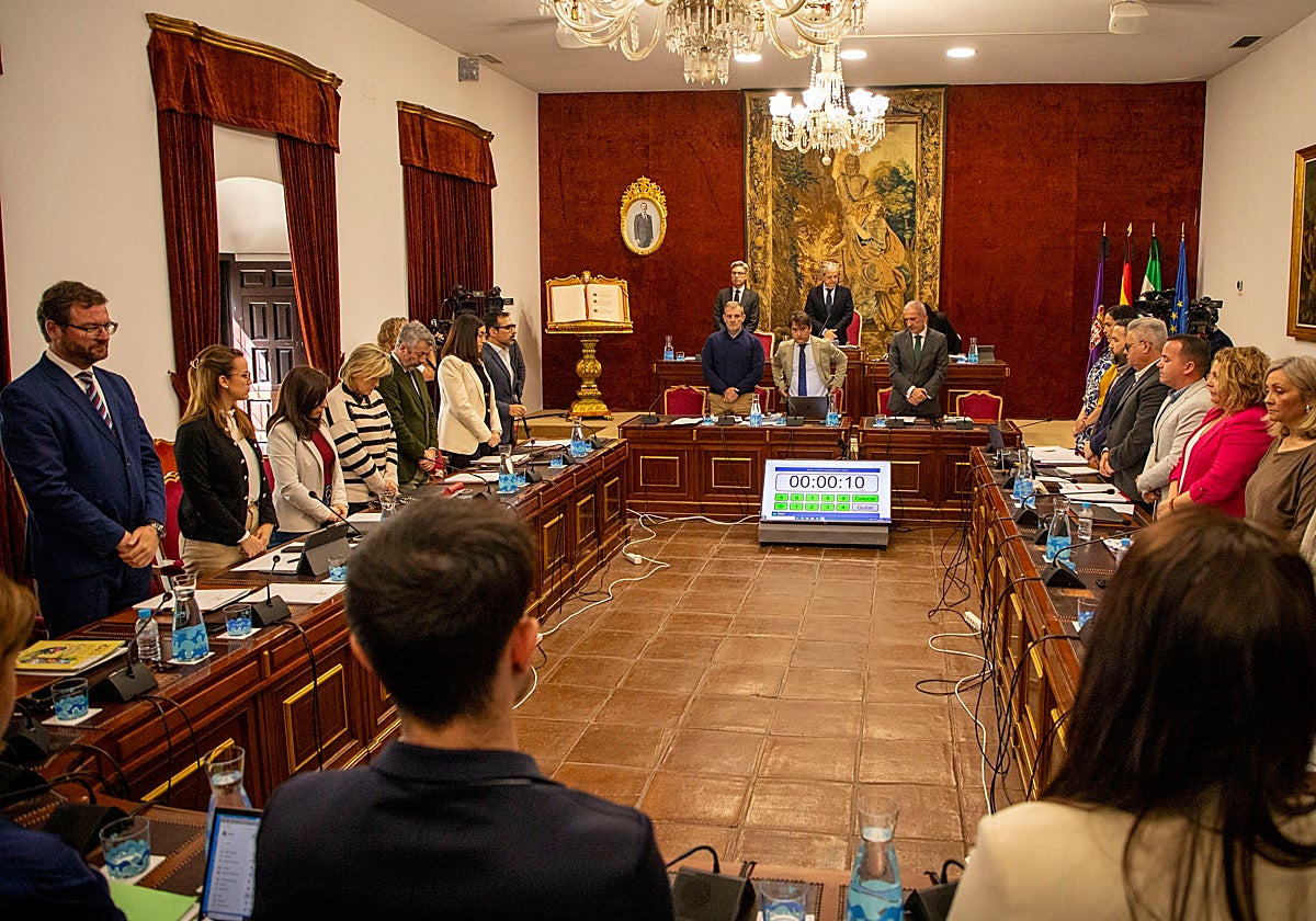 Minuto de silencio en la Diputación por el fallecimiento del Papa