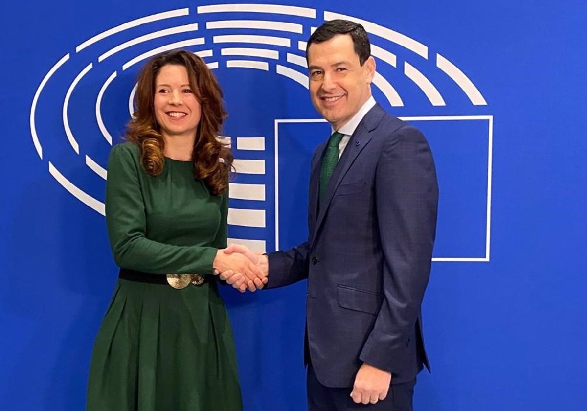 Juanma Moreno y Kata Tütto, en Bruselas.