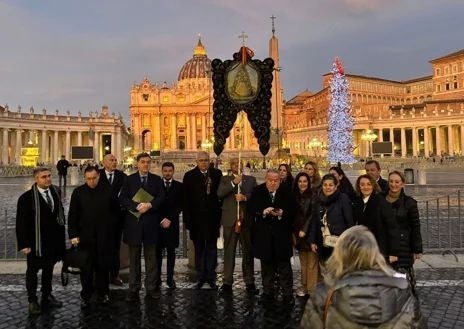 Imagen secundaria 1 - El Rosario de las hermandades del Rocío se convocó como parte del jubileo de Francisco que recibió a la hermandad de Matriz y a la mayor peregrinación de hermandades rocieras a Roma el pasado diciembre. Abajo a la derecha cartel anunciador del Rosario que se celebrará este sábado