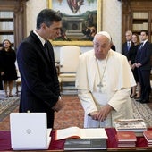 Sánchez se escuda en la asistencia del Rey para no ir al funeral del Papa