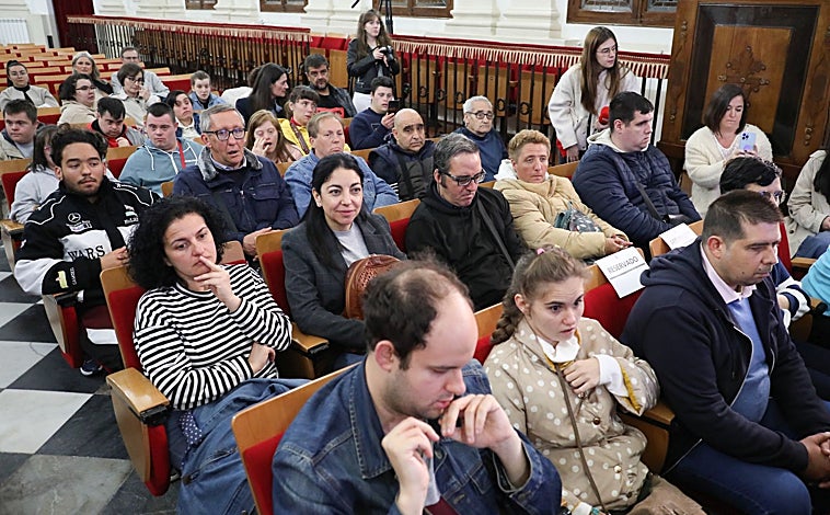 Imagen principal - En la imagen superior, algunos de los jóvenes que han participado en la lectura de la novela de Miguel Cervantes. Abajo, el acto se celebró en el salón Lorenzana de la UCLM. A la derecha, una de las participantes lee 'El Quijote'
