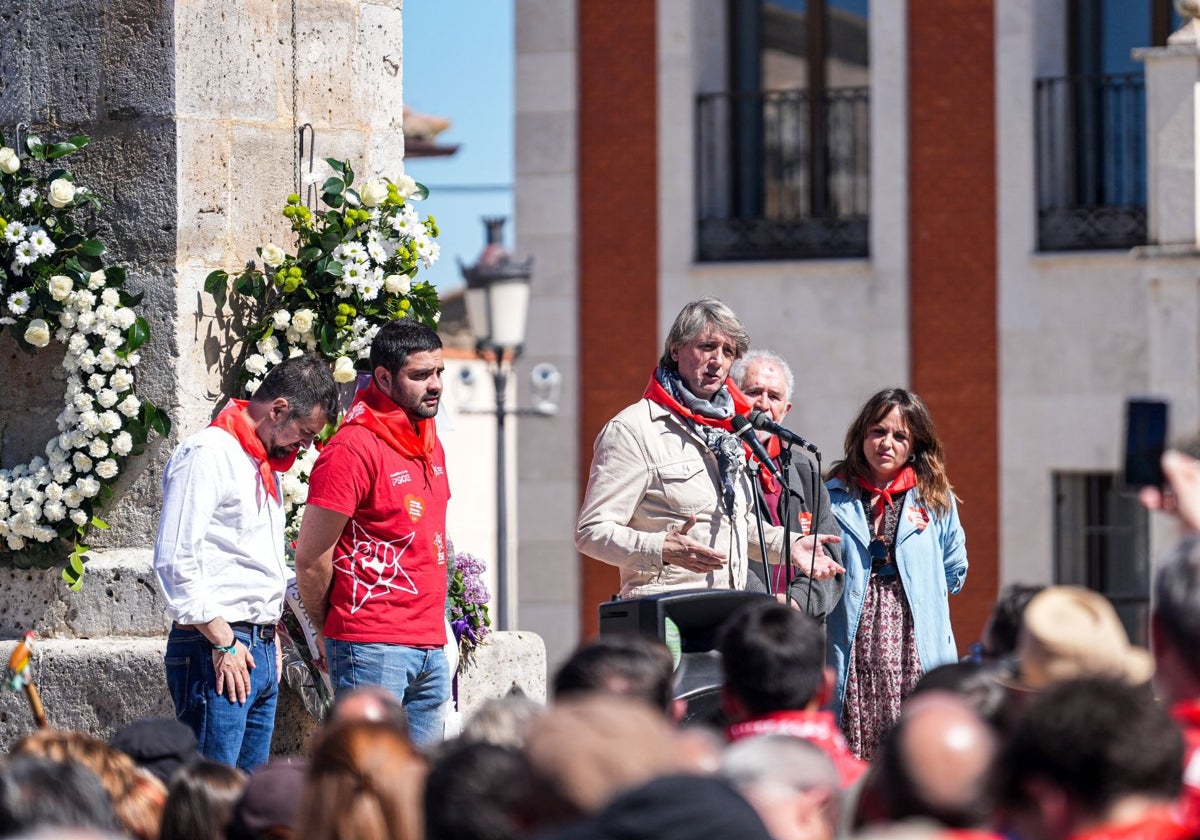 Carlos Martínez encabeza a los socialistas ante el monolito de Villalar