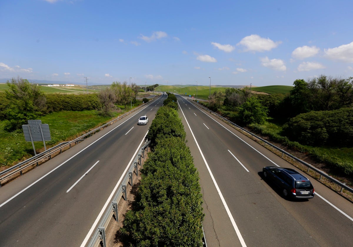 Varios coches circulan por un tramo de la autovía A-4 a su paso por Córdoba