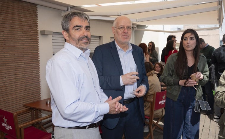 Imagen principal - La recepción de ABC por Sant Jordi en Barcelona se convierte en cita obligada