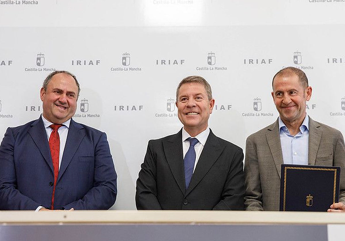 Page, Lizán y Arriscado durante la firma del protocolo