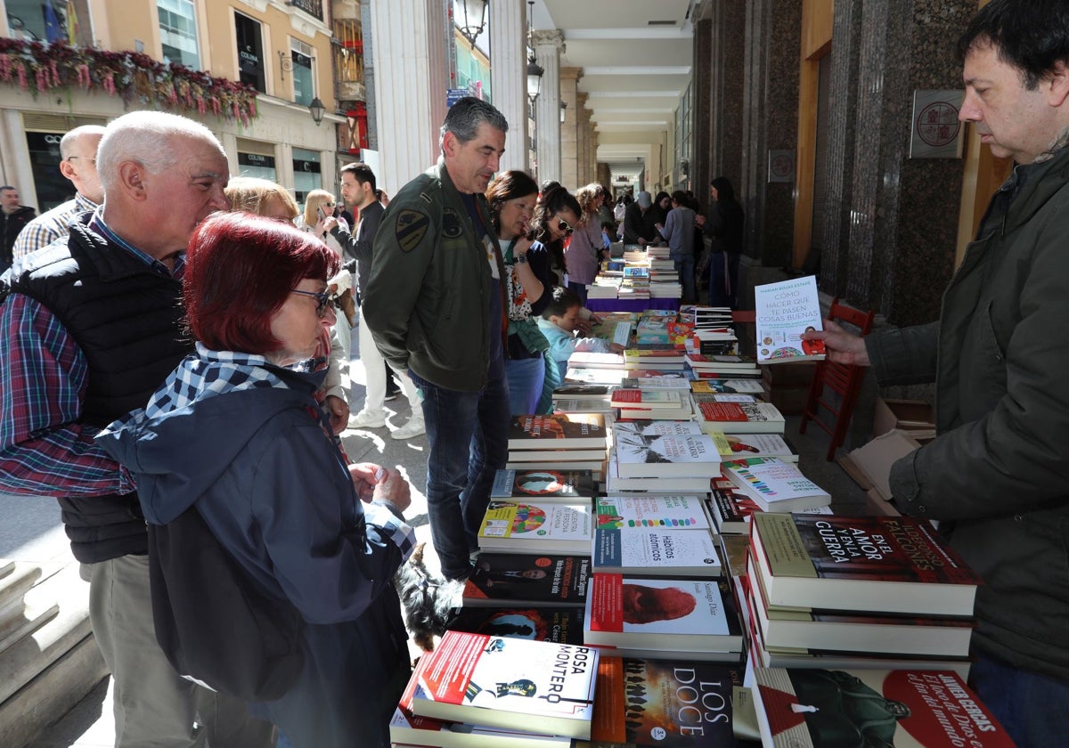 Los libreros y editores de Palencia, en la calle Mayor, con motivo de la celebración del Día del Libro