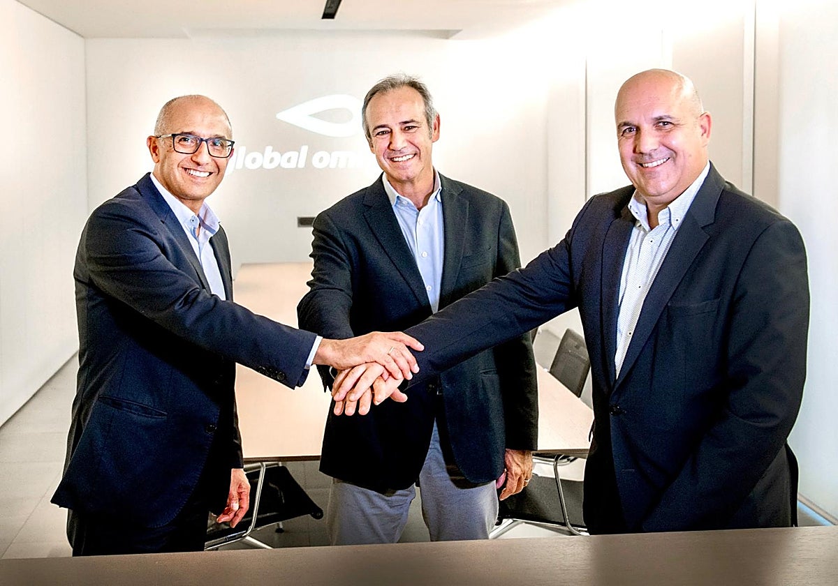 Isaac Herández Country Manager, de Google Cloud en España; Dionisio García Comín, CEO de Global Omnium; y Jordi Gine de Telefónica Tech