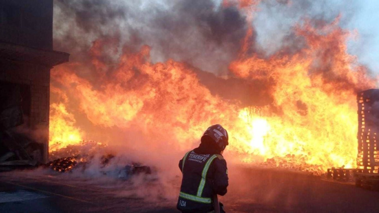Estabilizado el escalofriante incendio declarado ayer en una nave industrial en Tenerife