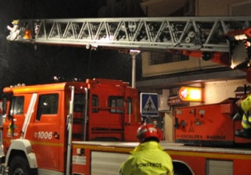 Imagen de archivo de bomberos en un incendio