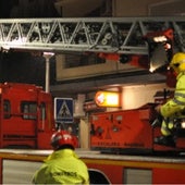 Imagen de archivo de bomberos en un incendio