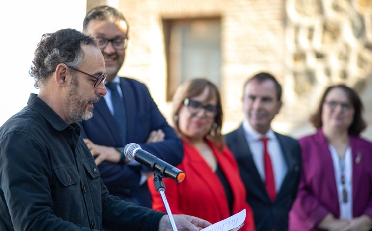 Imagen principal - En la imagen superior, Pablo Albo lee el Manifiesto por el Día del Libro, junto al consejero y otras autoridades. Abajo, niños que han participado de el cuentacuentos en la Biblioteca de Castilla-La Mancha
