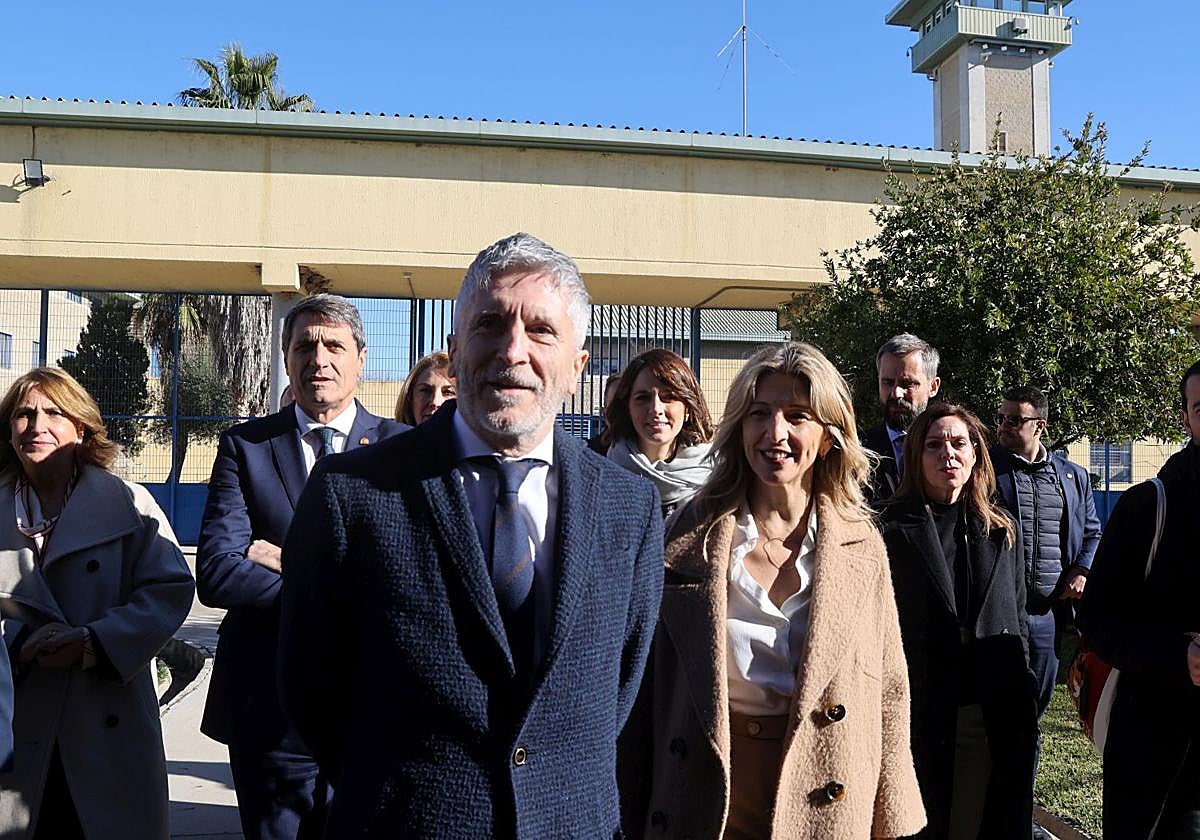 El ministro Grande-Marlaska y la vicepresidenta segunda Yolanda Díaz, en la prisión provincial de Córdoba