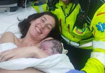 Una mujer da a luz en la m30 en plena hora punta: «Solo le dio tiempo a empujar una vez. Cuando llegamos, el bebé ya había salido»
