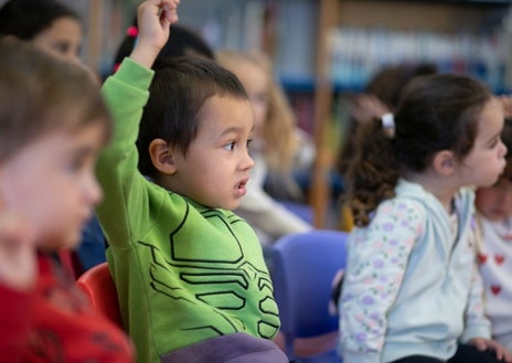 Imagen secundaria 1 - En la imagen superior, Pablo Albo lee el Manifiesto por el Día del Libro, junto al consejero y otras autoridades. Abajo, niños que han participado de el cuentacuentos en la Biblioteca de Castilla-La Mancha