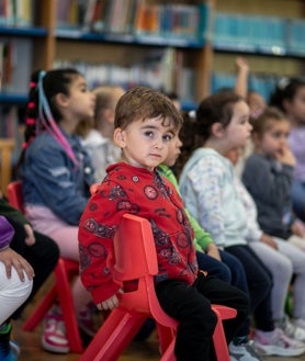 Imagen secundaria 2 - En la imagen superior, Pablo Albo lee el Manifiesto por el Día del Libro, junto al consejero y otras autoridades. Abajo, niños que han participado de el cuentacuentos en la Biblioteca de Castilla-La Mancha