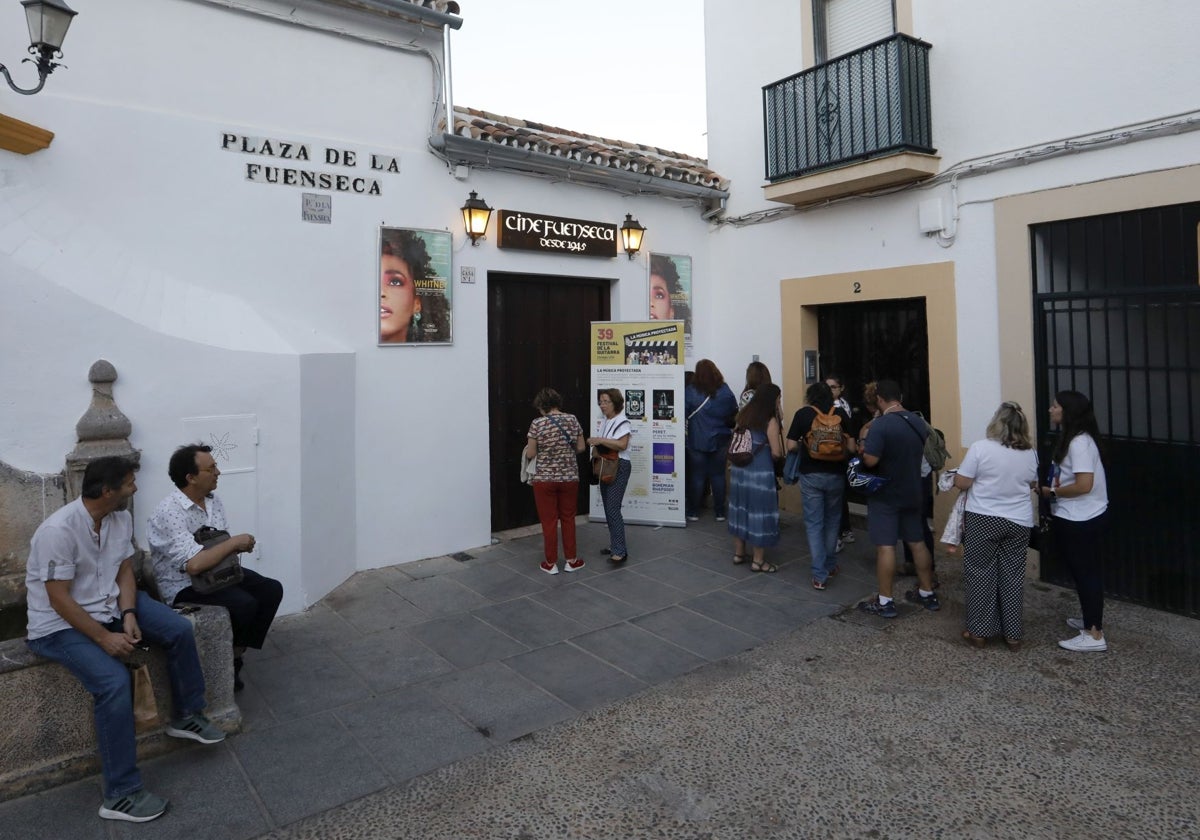 Espectadores a la puerta del cine Fuenseca