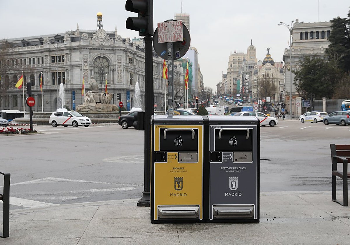 Papaleras del modelo Cibeles en Madrid