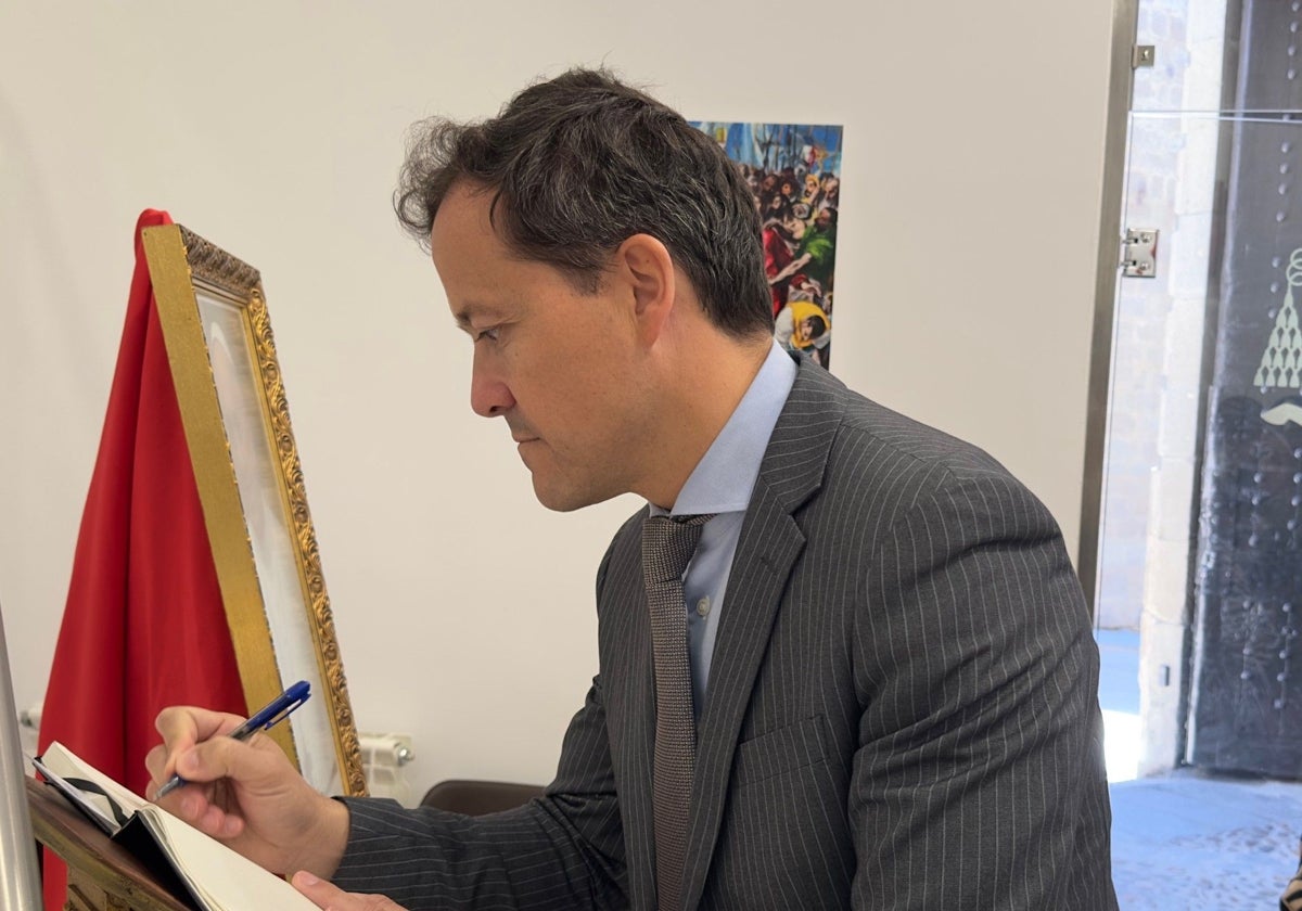Carlos Velázquez firma en el libro de condolencias habilitado en el Arzobispado de Toledo por el fallecimiento del papa Francisco