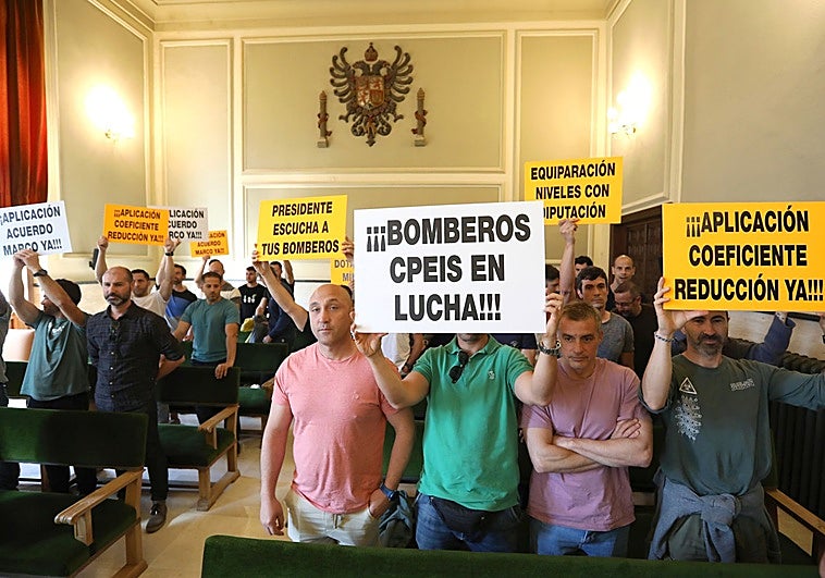Un grupo de bomberos protesta en el Pleno de la Diputación de Toledo ...