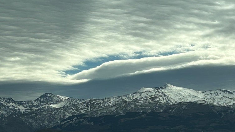 Rescatan a tres montañeros que sufrieron un peligroso accidente en el tercer pico más alto de Sierra Nevada